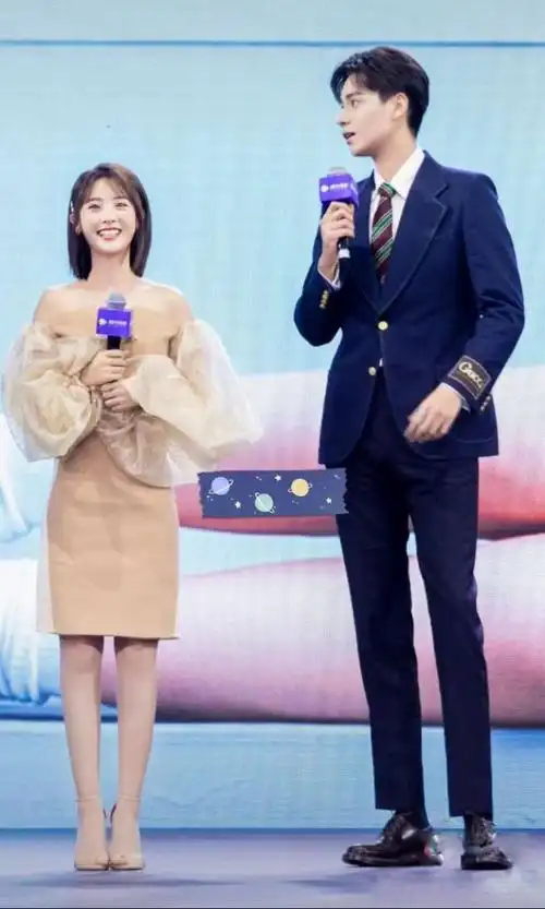 宋伊人的百科身高160cm,按照范丞丞透露的娱乐圈身高减5法则,大概也不