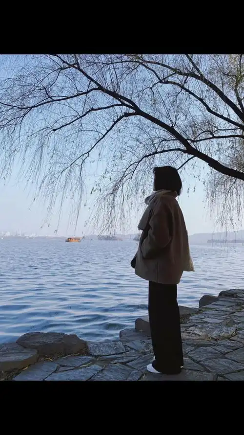 一个人旅游,如何自拍出又高又瘦的意境感背影照?