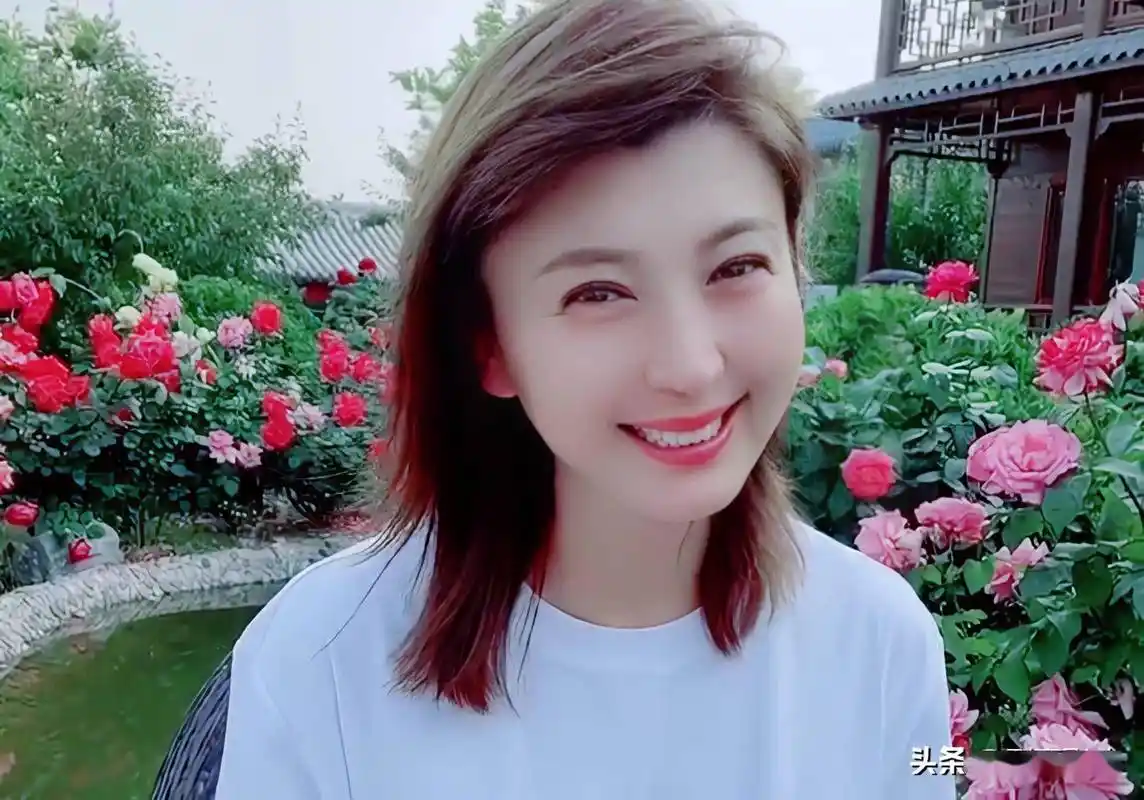 赵本山徒弟冯巩的好搭档49岁闫学晶合作高圆圆喜忧参半