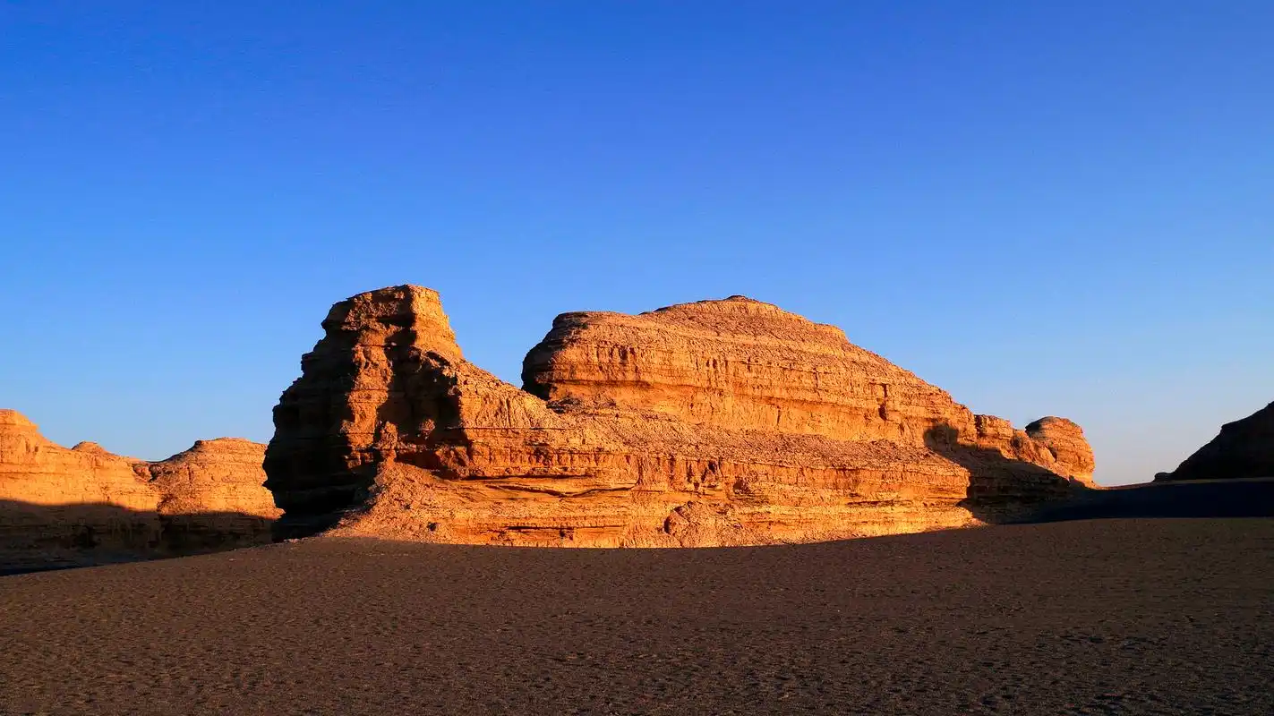 嬉行记# 敦煌雅丹魔鬼城是中国西北地区的一处奇特景观,其由来可伤葺