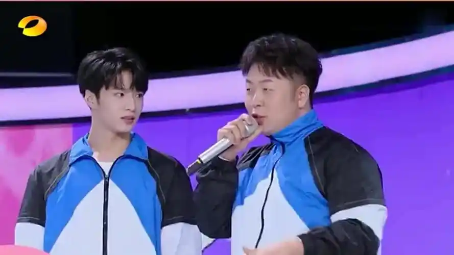 快乐大本营:刘耀文搀扶杜海涛上桥,搞笑上演敬老宣传片