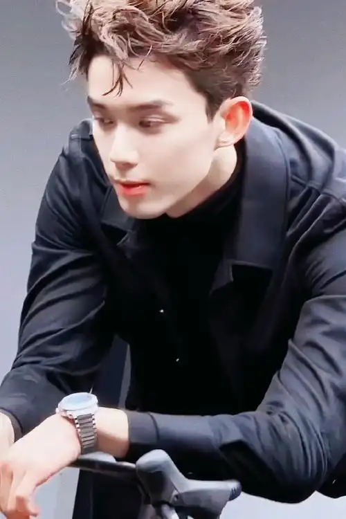 吴磊超话/#智族gq moty年度人物#all black 01@吴磊leo