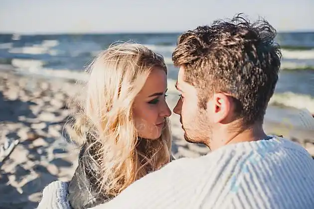 海边深情对视年轻情侣高清图片下载