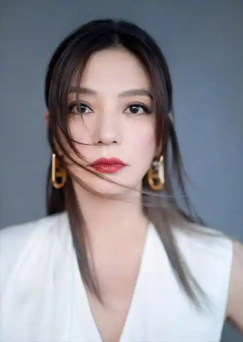 拔出萝卜带出泥!49岁赵薇近况被曝,原来圈内封杀只是冰山一角