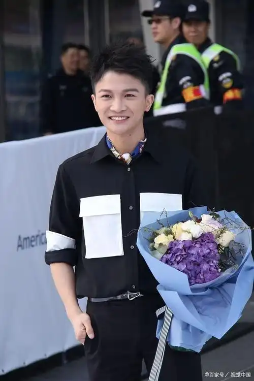 这一季的惊喜之处在于著名歌手周深空降烟台,与著名主持人撒贝宁,著名