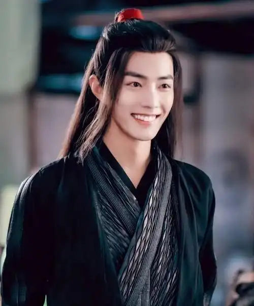 肖战,这个曾经不太被大众熟知的名字,如今已经跃升为顶级流量明星