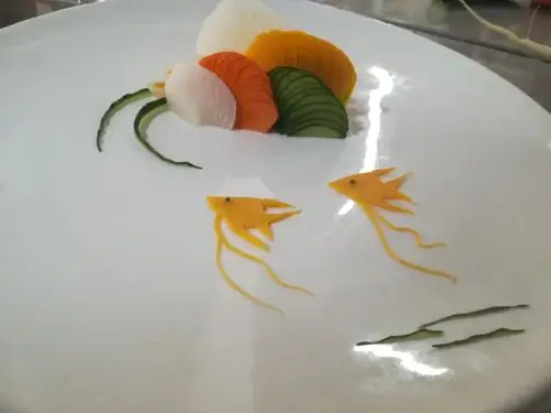 竖立着的假山山水冷拼拼盘