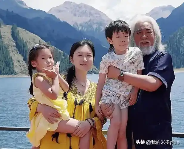 张纪中为妻子杜星霖牵骆驼秀恩爱,老年肚越来越大,脸晒得黢黑