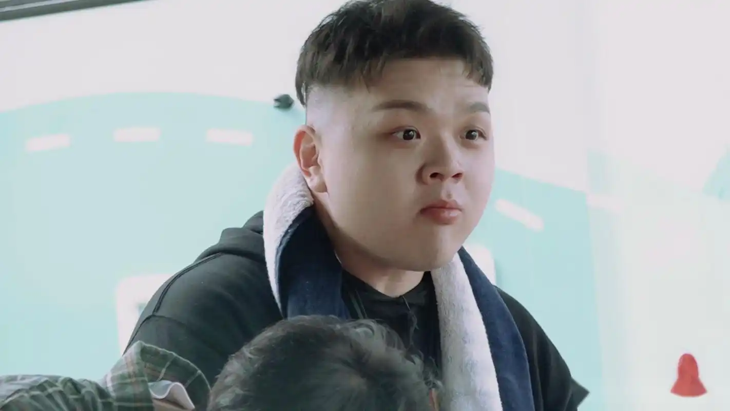 青春的花路和朋友聚会吃饭你会聊什么,艾福杰尼会说