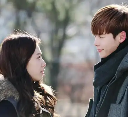 【图】李钟硕朴信惠异地恋微电影清新上映 戏外两人一度被爆恋情