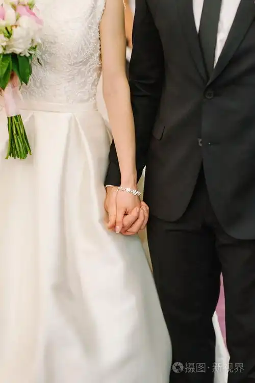 新娘和新郎手牵手