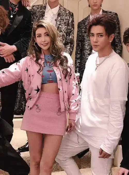 不得不说现在的简恺乐简直就是一个赢家一样的存在了,前段时间和公司