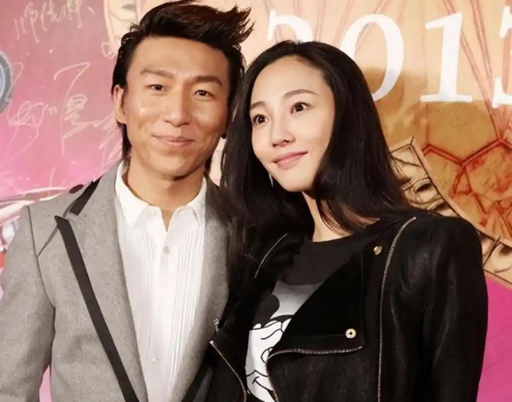 39岁白百何与二婚老公外出聚餐!