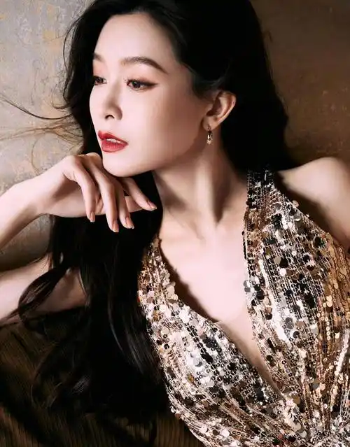 【惊艳时尚圈!女神文咏珊金色亮片裙闪耀全场】