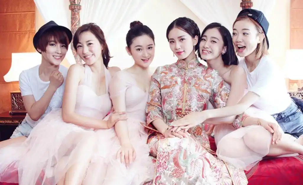 杨幂结婚时,刘诗诗同样缺席,唐嫣则成为了杨幂结婚时唯一的伴娘,两人