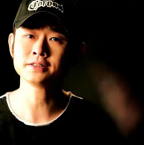 其中,弟弟去世,刀郎年轻时就开始了游牧生活.