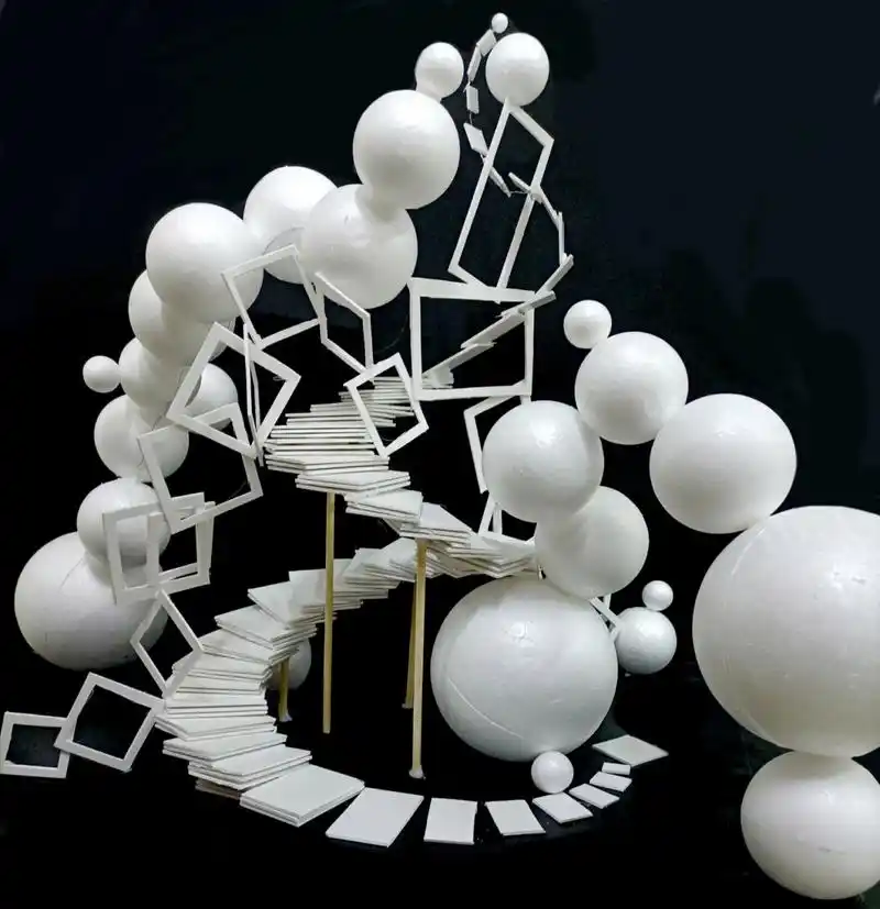 立体构成作业 |空间搭建 |手工 用pvc板和泡沫球做的,上面的泡沫球有