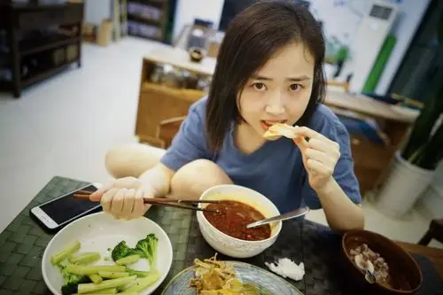 为什么我拍的照片都是毛毛吃饭呢?