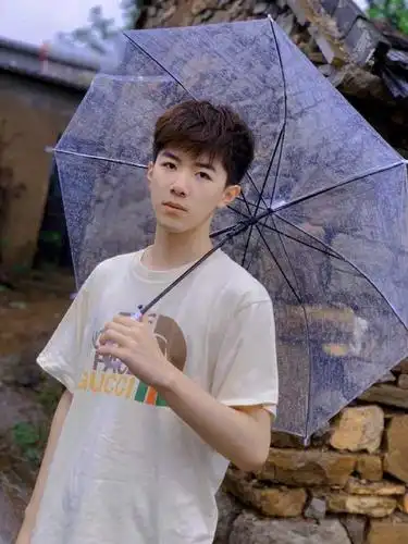 20岁身高181cm的小鲜肉帅哥,你们喜欢这种类型的男孩子吗?