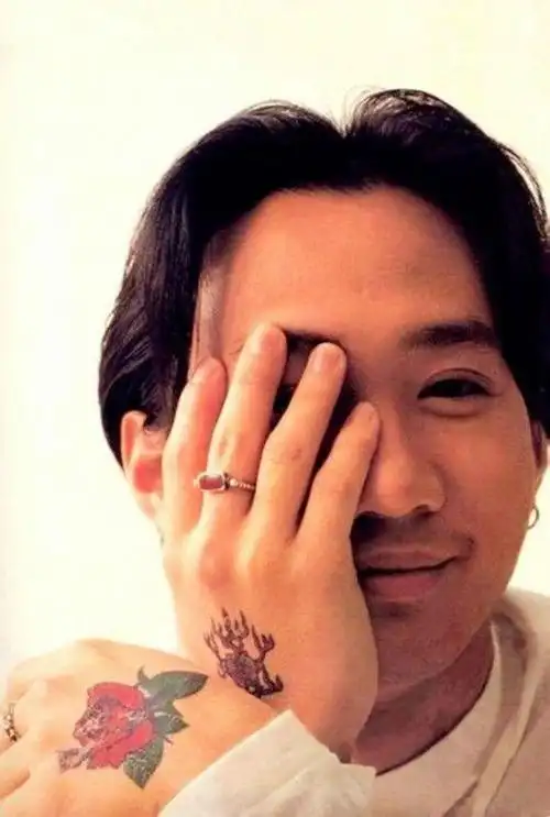 黄家驹珍贵单人照颜值和实力秒杀现在的小鲜肉