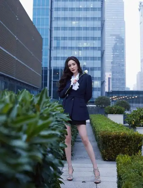 杨幂玩起欲女风穿丝袜拍摄大片凸显大长腿极尽诱惑