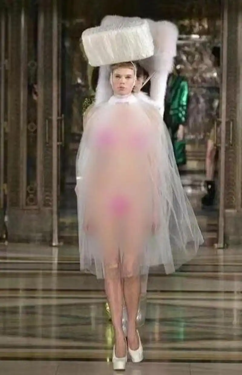 时装周上出现了一批让人惊讶的裸体模特,她们仅仅覆盖了一块透明薄纱