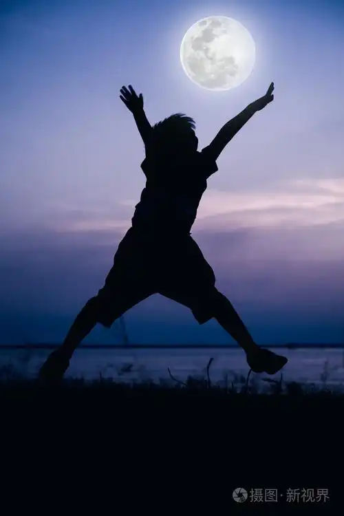 剪影的孩子享受和跳跃在滨江的背影照片-正版商用图片0sxn67-摄图新视