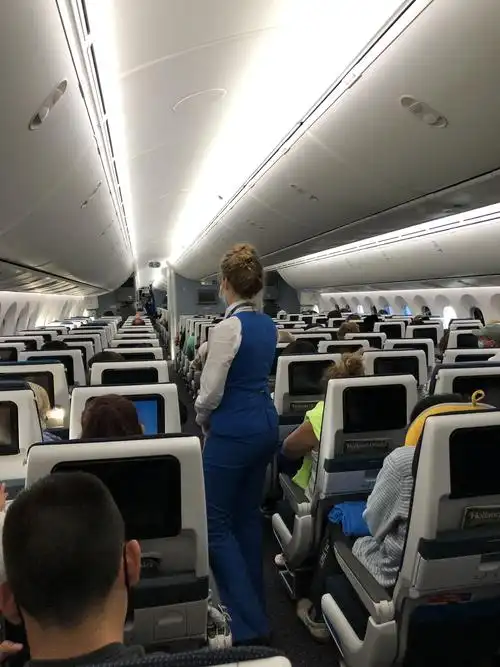 这是飞机上坐满了旅客,前面没有空座位,只要后面有少量的空座位.