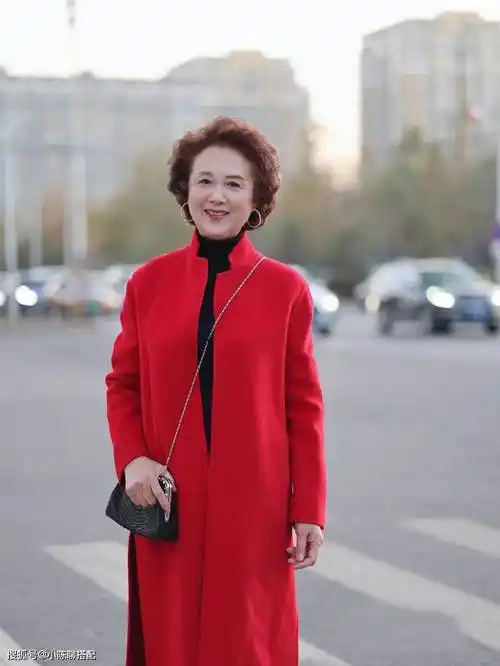 女人,还是穿大红大绿好看,瞧这位69岁的奶奶,真洋气_颜色_中老年_女性