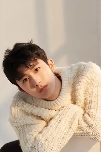 《闪光少女》男主郝富申首曝写真 甜暖笑容吸睛