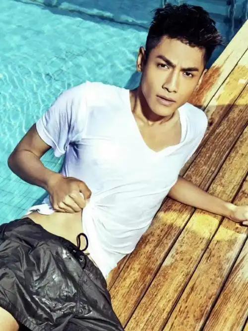 罗云熙硬汉风旧照##罗云熙早期硬汉风画报#罗云熙早期硬汉风格照片