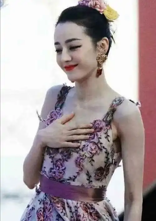 迪丽热巴"走哪捂哪"太做作?