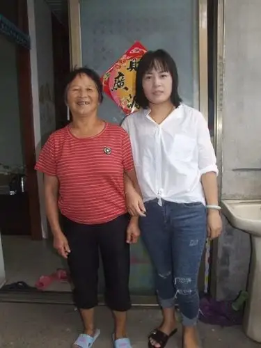 芝英这个村评选出十佳好媳妇树孝贤新风的好做法值得被各地取经团学习