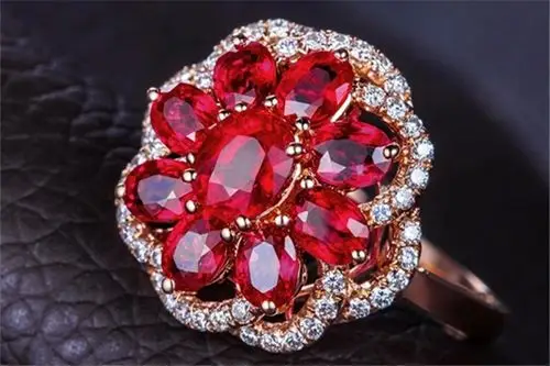 佐卡伊珠宝白18k金2.7克拉红宝石钻石戒指_珠宝图片