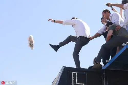 巴西总统候选人博尔索纳出席竞选活动 遭遇持刀袭击受伤