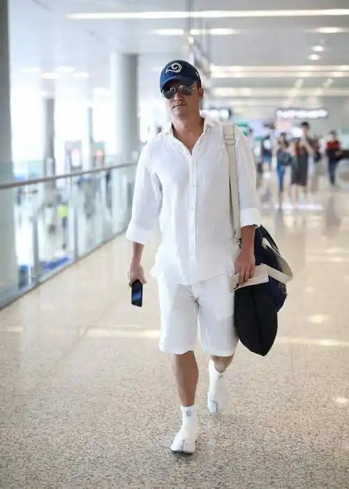 吴京肤色登上热搜后他穿了一身白装现身机场_镜头_少年气_手指