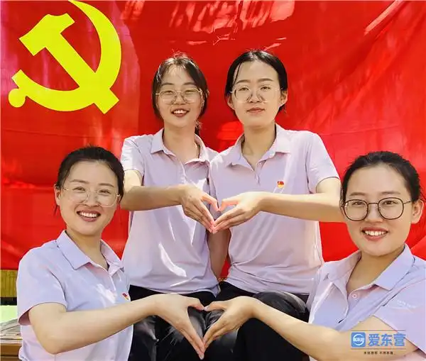 图说东营62我和党旗合个影