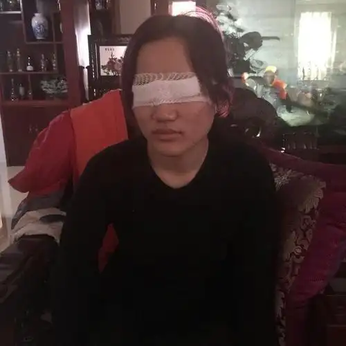 刚做完手术会在眼睛上蒙一层纱布,防止伤口与细菌灰尘接触而感染