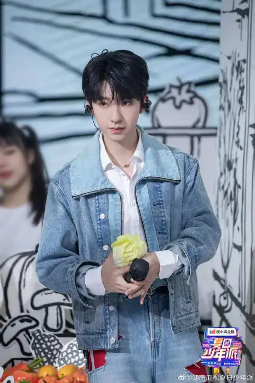 贺峻霖#夏日少年派#最新剧照不规则破洞牛仔穿搭 超暖比心 是个甜心