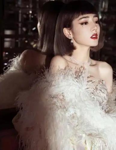 迪丽热巴介绍自己红毯造型:"以保暖为主"