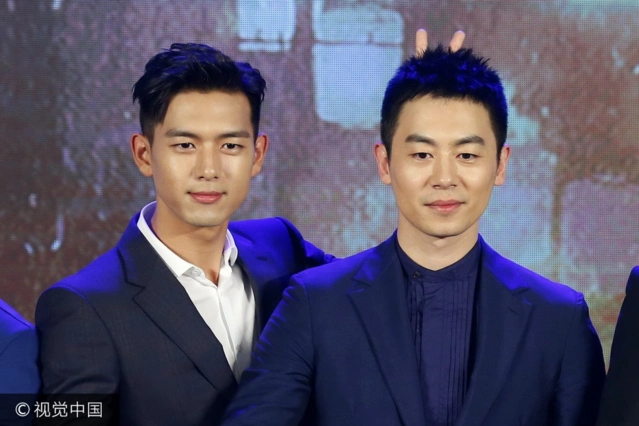 刘烨西装笔挺朱亚文"长出兔耳朵"韩三平携欧豪白客组建军天团