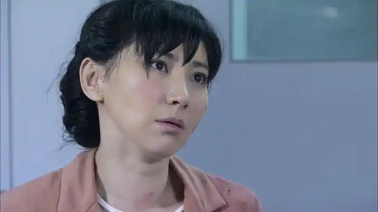 特种兵之火凤凰:叶寸心母亲被黑猫威胁,五分钟不出来就杀无辜人