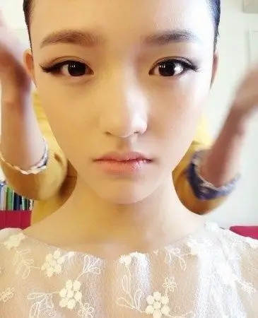 新任星女郎林允初一入学嫩照曝光 家境一般