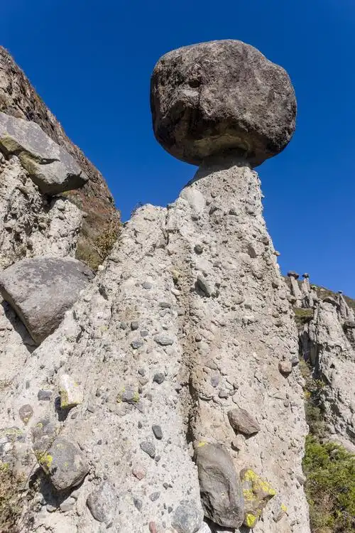 一块大石头,Βρχια στην πλαγι του λφου κτω