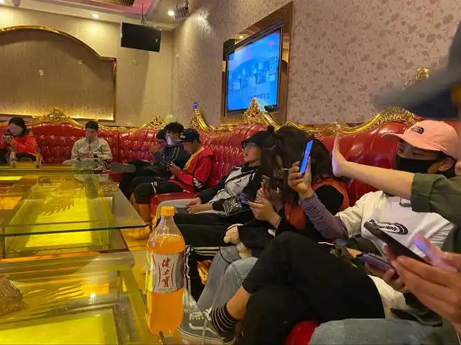 回北京的前一天 我们在玉树ktv唱歌
