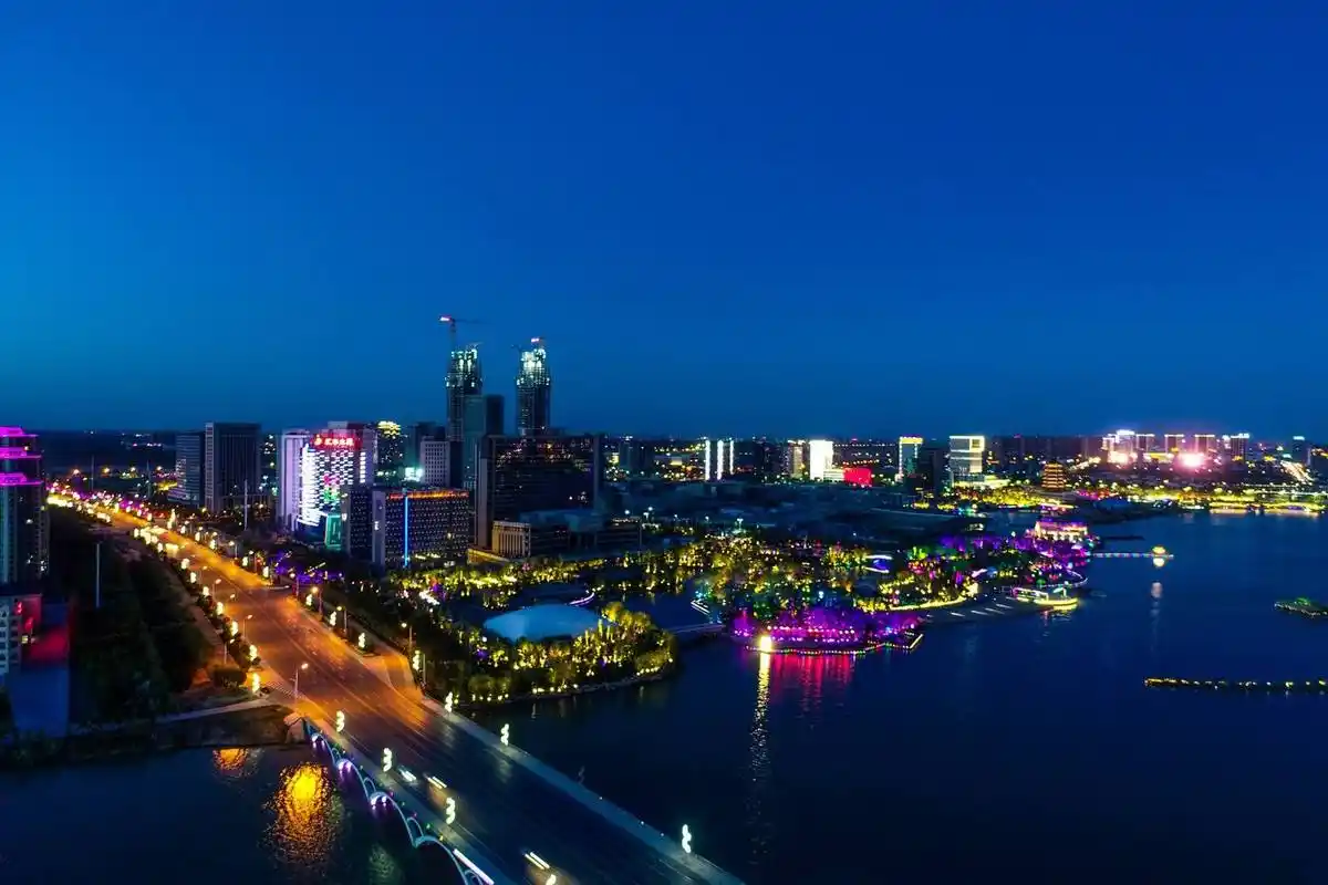 它是宁夏唯一的大城市,被誉为"十大新天府",拥有一座国际机场