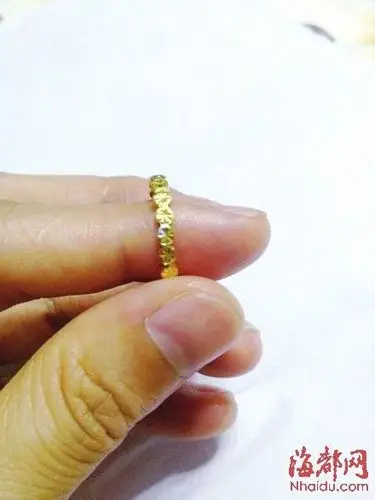 刚买的周大福金戒指就掉色(图)