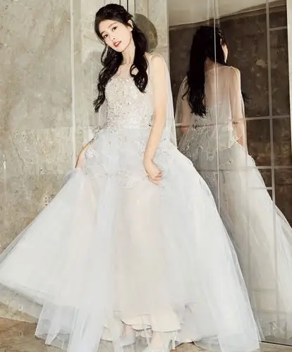 同样是穿晚礼服白鹿穿出了婚纱的气质集千万宠爱的s级美貌