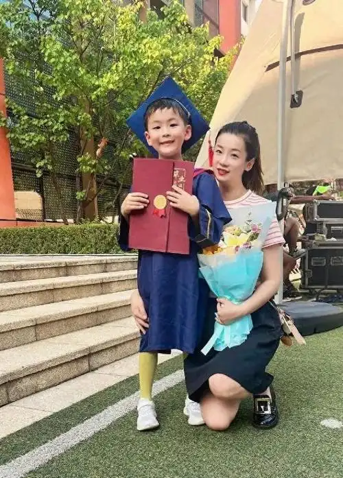 (唐佳良与儿子)2023年11月29日,杨鸣的妻子唐佳良更新个人微博:在