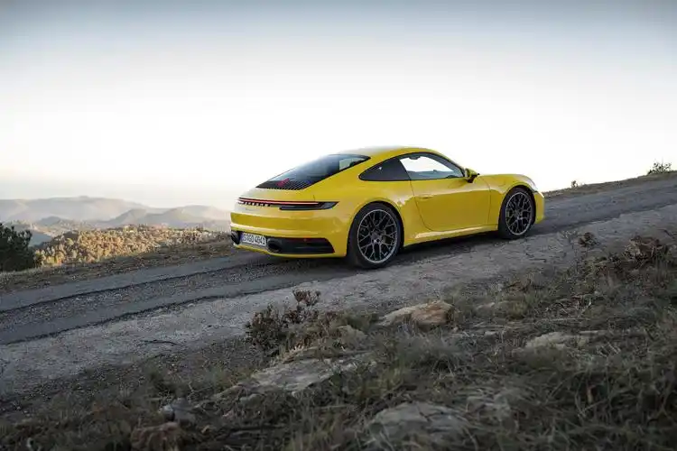 电脑壁纸 汽车 风驰电掣的最新款保时捷911跑车